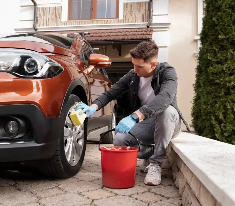 Lavage auto à domicile Parné-sur-Roc : professionnel intervenant sur un véhicule